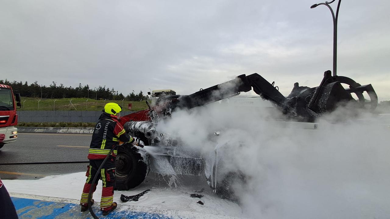 Altıeylül’de İş Makinesi yolda alev aldı.