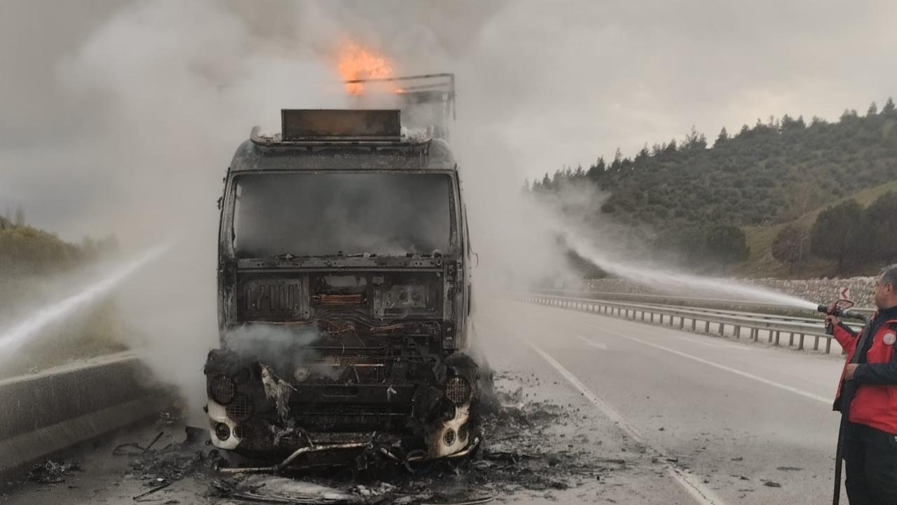 Altıeylül'de tır alev alev yandı