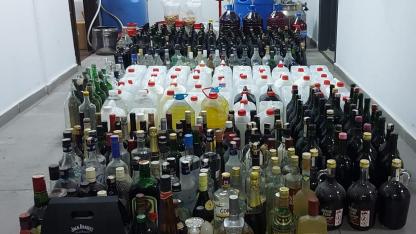 Ayvalık Polisinden Kaçak İçki Ve Uyuşturucu Operasyonu