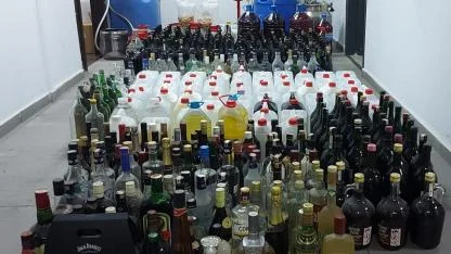 Ayvalık Polisinden Kaçak İçki Ve Uyuşturucu Operasyonu