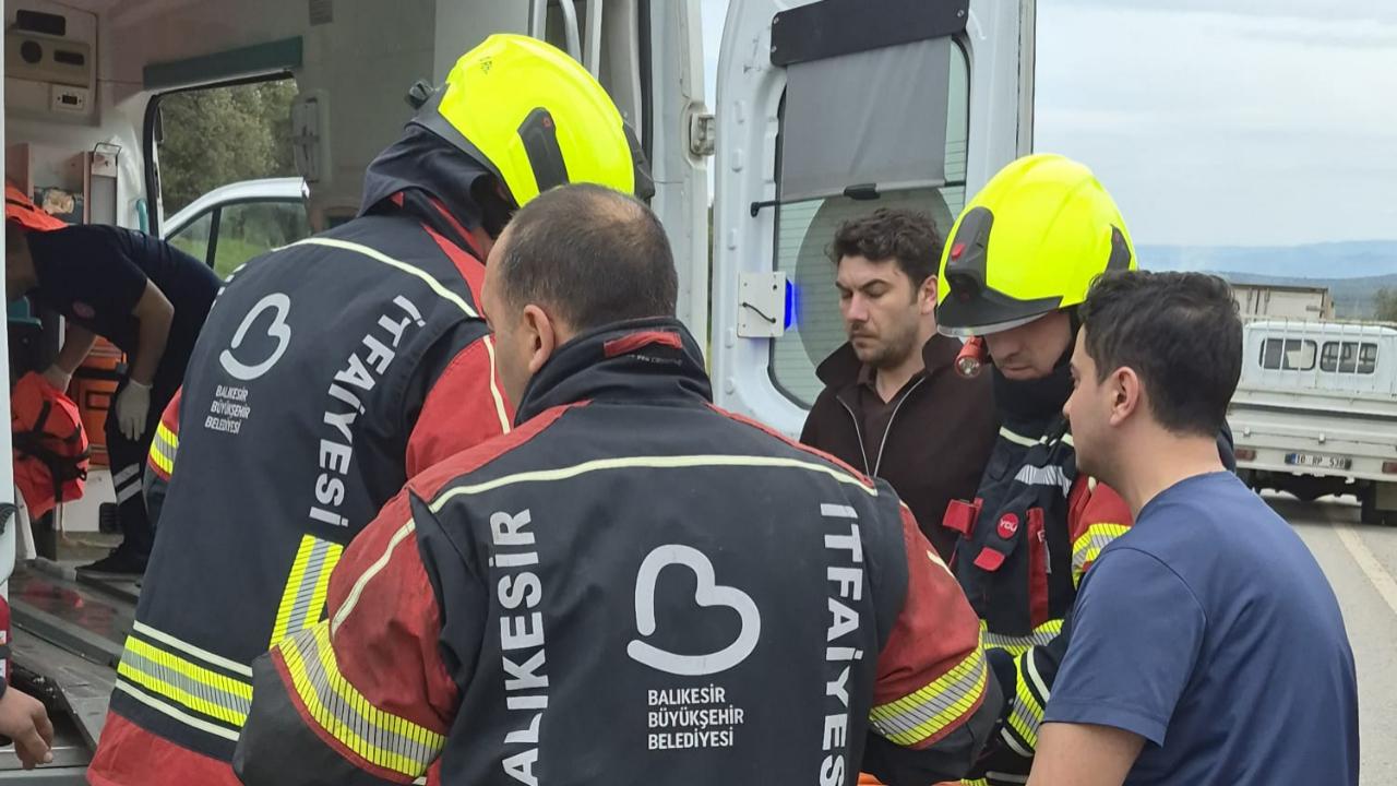 Ayvalıkta Araç Mobese Direğine Çarptı I: 3 Yaralı