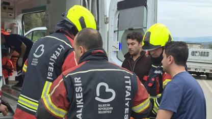 Ayvalıkta Araç Mobese Direğine Çarptı I: 3 Yaralı