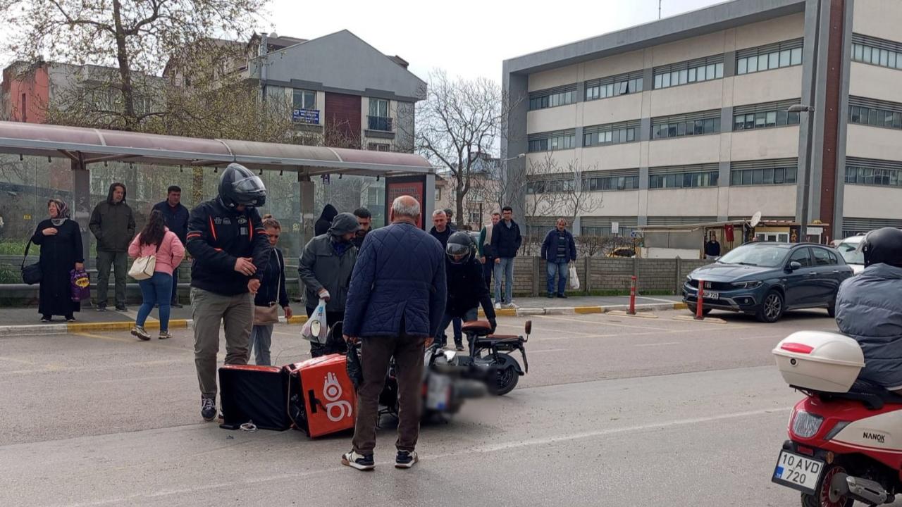 Balıkesir’in Bandırma ilçesinde motosiklet kazası ucuz atlatıldı.