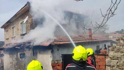 Balıkesir’in Burhaniye ilçesinde çatı yangını paniğe neden oldu.