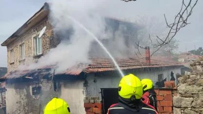 Balıkesir’in Burhaniye ilçesinde çatı yangını paniğe neden oldu.