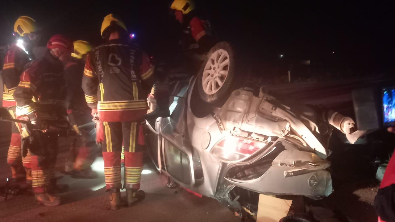 Bandırma’da Araçta sıkışan 2 kişi yaralı kurtarıldı