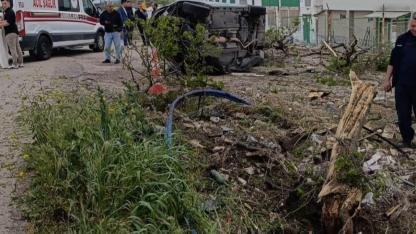 Bandırma’da otomobil ağacı kökünden söktü: 1 Yaralı