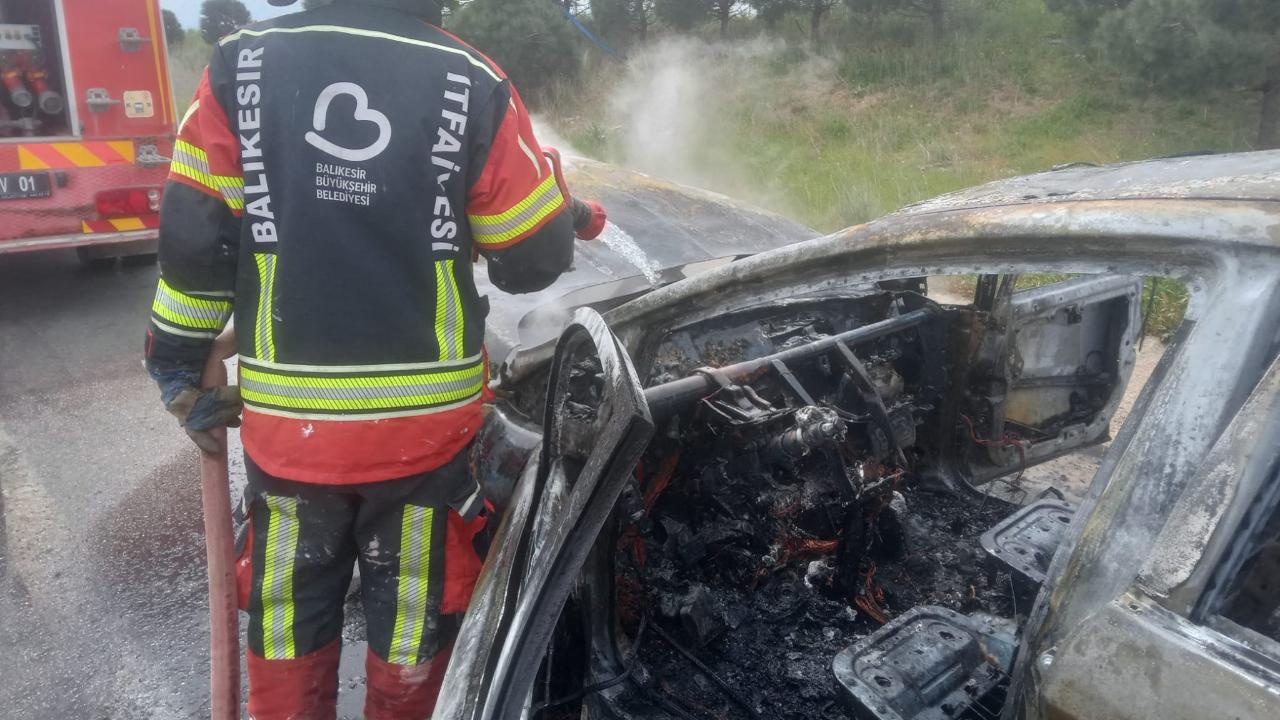 Bandırma’da yangında araç hurdaya döndü