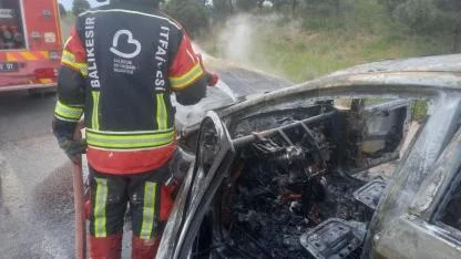 Bandırma’da yangında araç hurdaya döndü