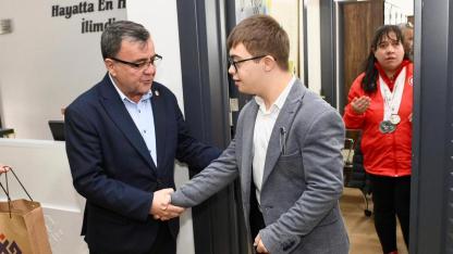 Başkan Şehirli’ye anlamlı ziyaret özel birey ve ailelerinden farkındalık buluşması