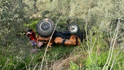 Bigadiç’te Traktör Şarampole Uçtu: 2 Yaralı