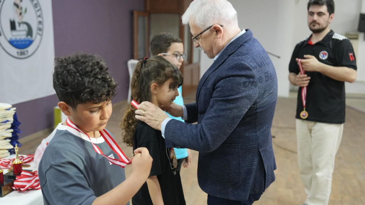 Burhaniye Belediyesi 23 Nisan Satranç Turnuvası tamamlandı