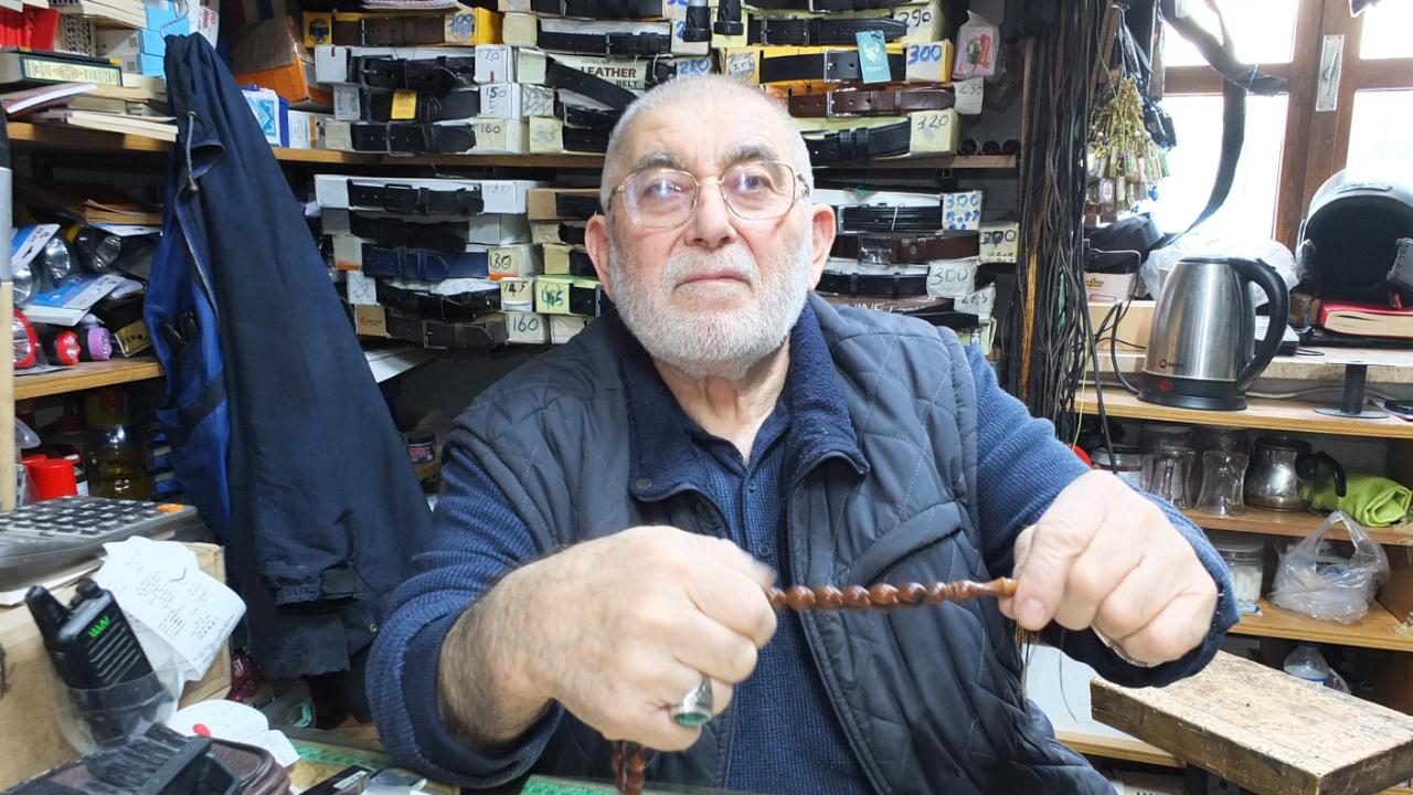 Burhaniye’de 71 yaşındaki Cevat Dede tespih dizerek para kazanıyor