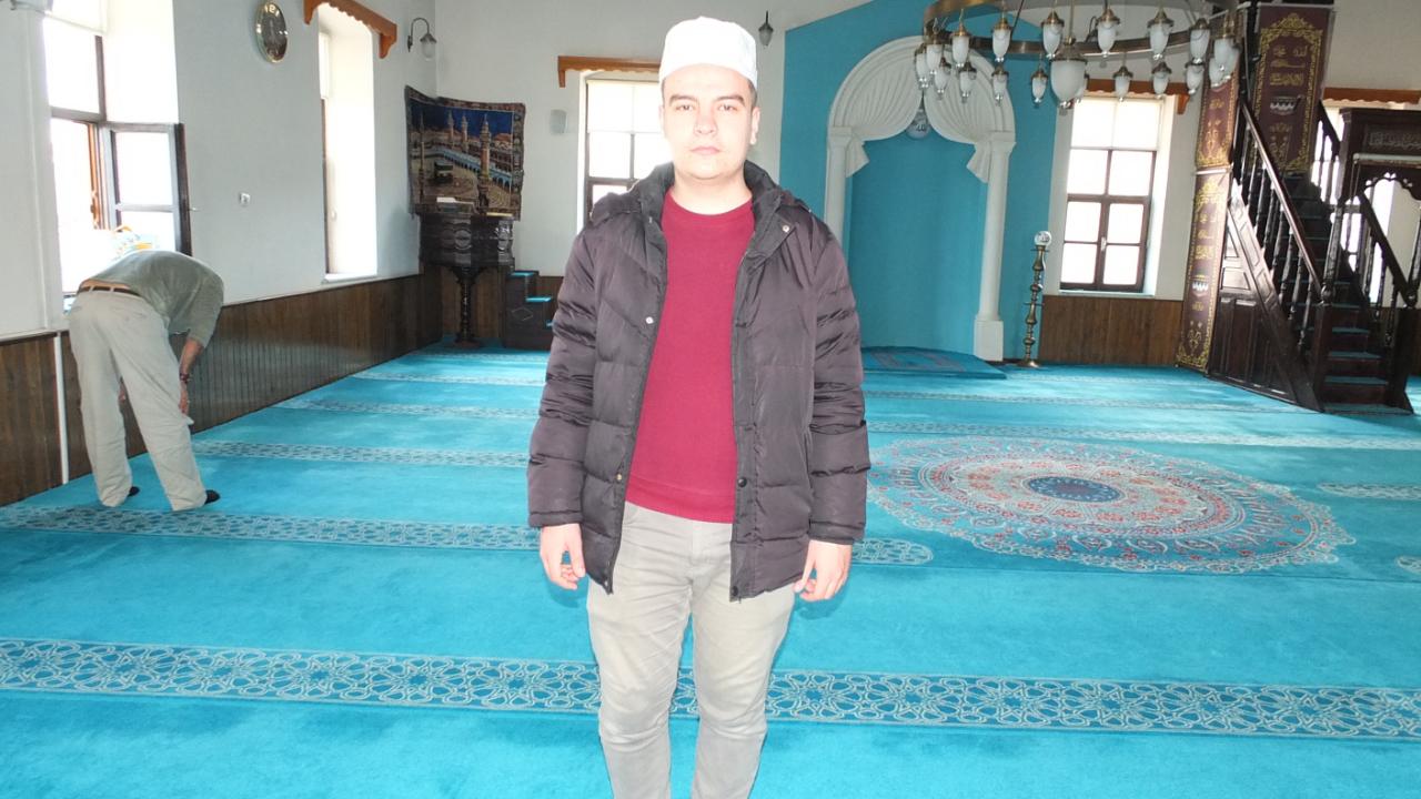 Burhaniye’de altından yol geçen Hanay cami ilgi odağı oldu