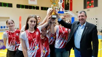 Burhaniye’de Çocuk Sporları Şenliği ödül töreni ile tamamlandı