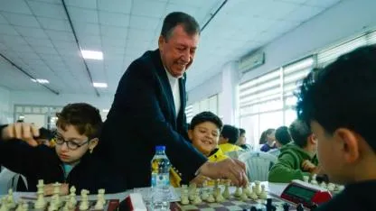 Burhaniye’de çocukların satranç heyecanı başladı