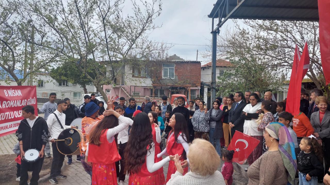 Burhaniye’de Dünya Romanlar Günü’ne coşkulu kutlama