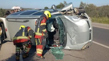 Burhaniye’de iki araç çarpıştı: Yaralı sürücü itfaiye tarafından kurtarıldı