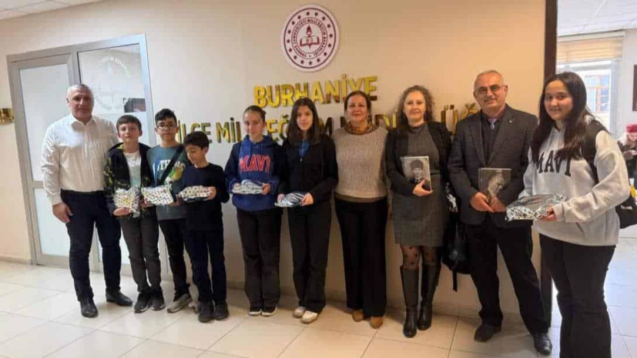 Burhaniye’de Milli Eğitim Müdürü Zihni, başarılı öğrencileri ödüllendirdi