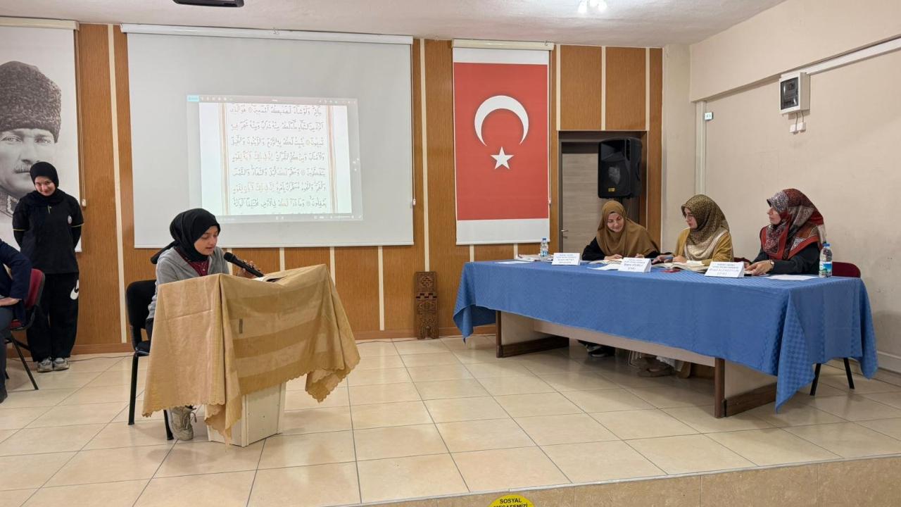 Burhaniye’de öğrenciler arasında bilgi yarışması yapıldı
