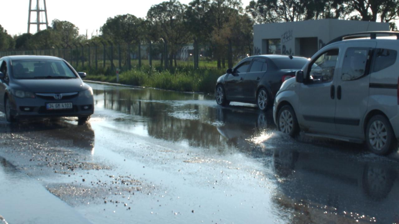Burhaniye’de sağanak nedeniyle arazileri sular bastı rögarlar taştı