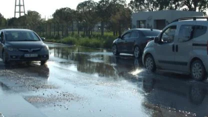Burhaniye’de sağanak nedeniyle arazileri sular bastı rögarlar taştı