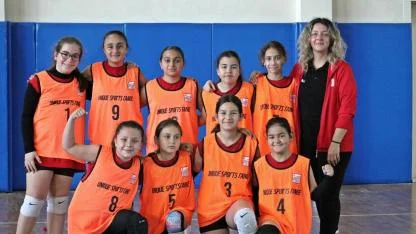 Burhaniyeli minik sporcular voleybolda birinci oldu