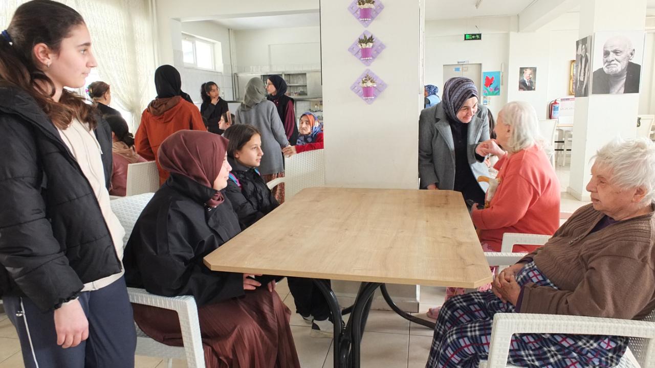 Burhaniyeli öğrenciler yaşlıları sevindirdi