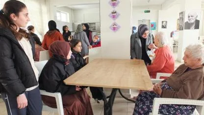 Burhaniyeli öğrenciler yaşlıları sevindirdi