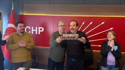 CHP toplantısında sürpriz yaşgünü kutlaması...