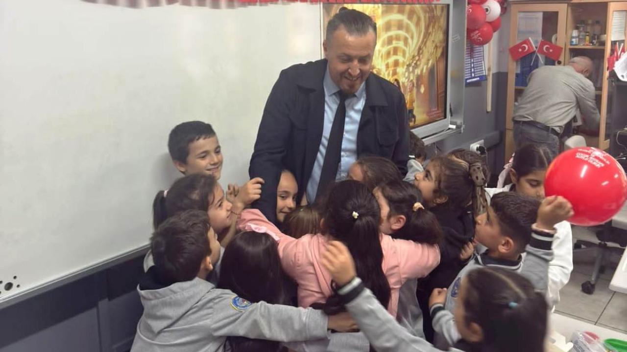 Edremit’te 23 Nisan’a Anlamlı Dokunuş: Öğrencilere Saat Hediyesi