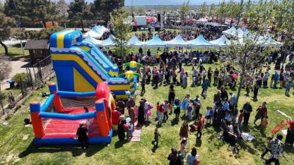 Edremit’te gökyüzü uçurtmalarla renklendi