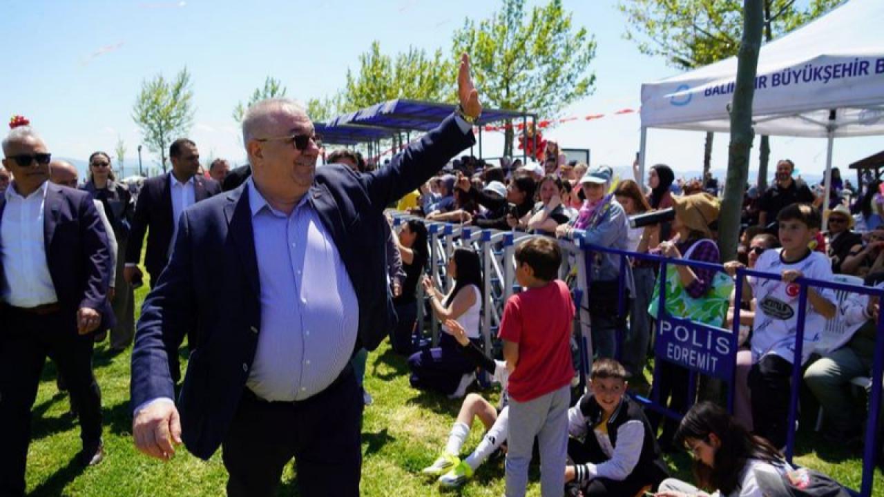 Edremit’te gökyüzü uçurtmalarla renklendi