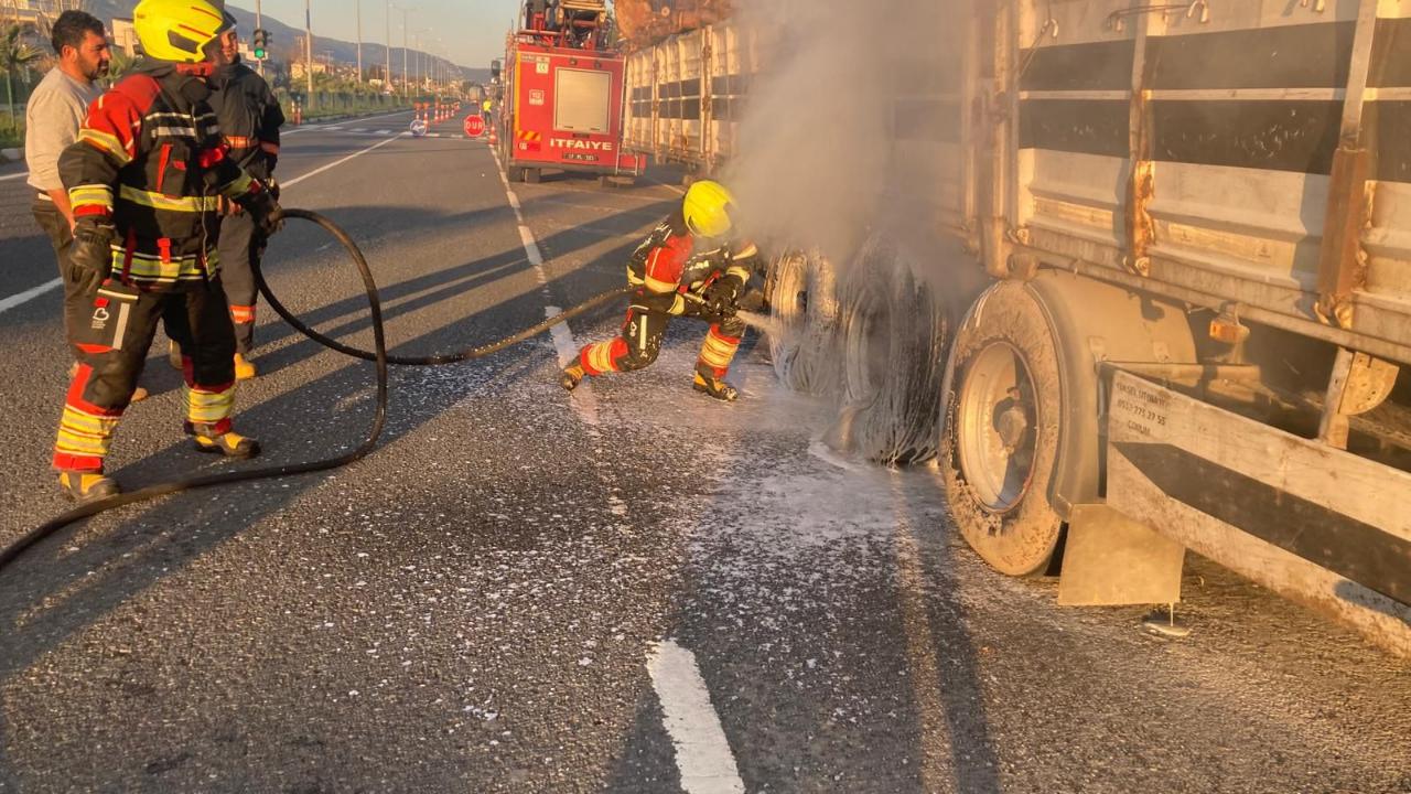 Edremit’te tomruk yüklü tır dorsesinde yangın çıktı