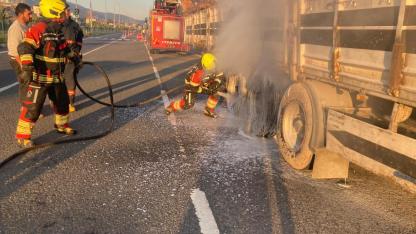 Edremit’te tomruk yüklü tır dorsesinde yangın çıktı