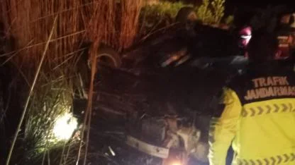 Manyas'ta trafik kazası: Takla atan araçtan itfaiye kurtardı