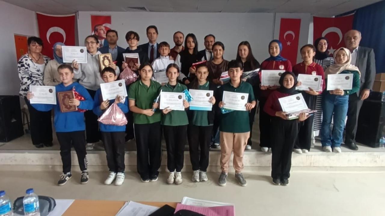 Ortaokul Öğrencileri Kur’an-ı Kerim Okuma Yarışmasında Hünerlerini Sergiledi