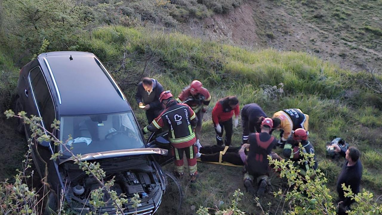 Otomobil Yeşillik Alana Uçtu: Sürücü Yaralandı