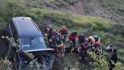 Otomobil Yeşillik Alana Uçtu: Sürücü Yaralandı