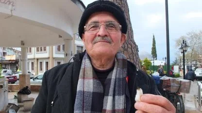 Burhaniye’de Hüseyin Dede diş ağrısını pamuk tütsüsü ile tedavi ediyor