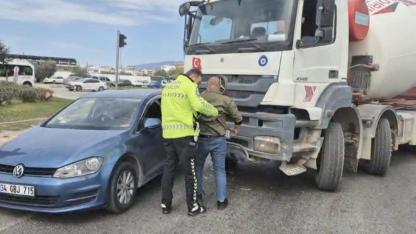 Sürücüyü polis aracın pencere camından böyle çıkardı