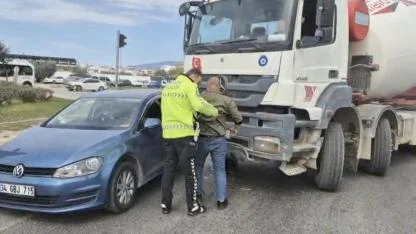Sürücüyü polis aracın pencere camından böyle çıkardı