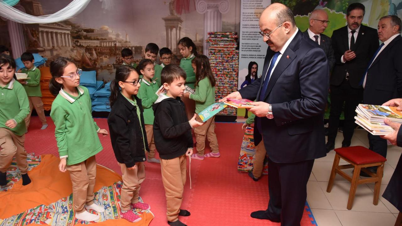 Vali Ustaoğlu'ndan Minik Kalplere Dokunan Ziyaret: Masal Evi'nde 23 Nisan Coşkusu