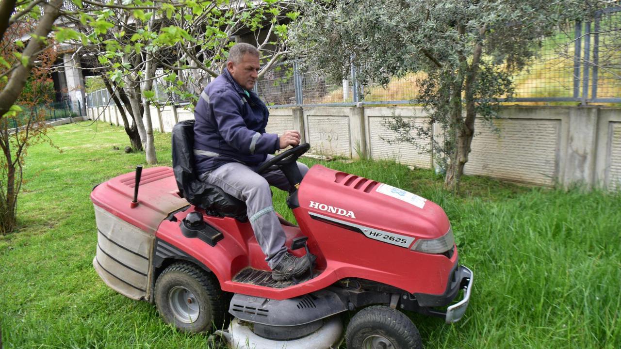 Altıeylül’de Park Ve Yeşil Alanlar Yaza Hazırlanıyor
