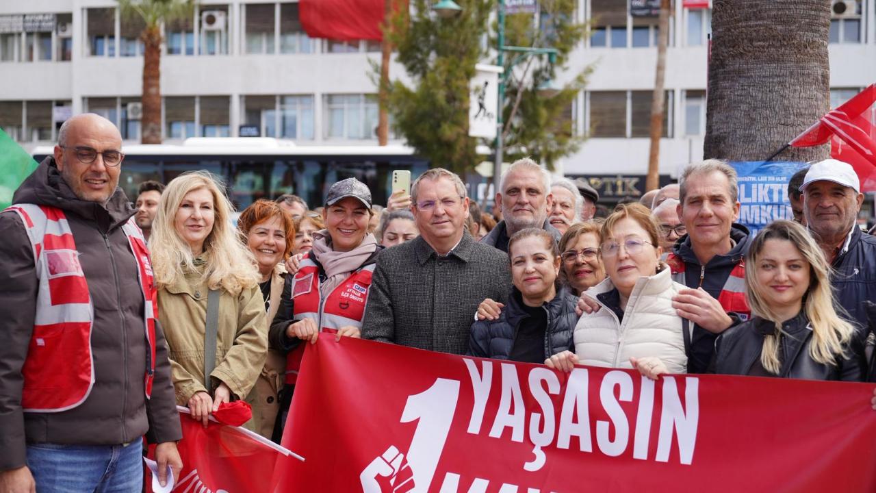 Ayvalık’ta 1 Mayıs Coşkusu Cumhuriyet Meydanı’nda Yaşandı