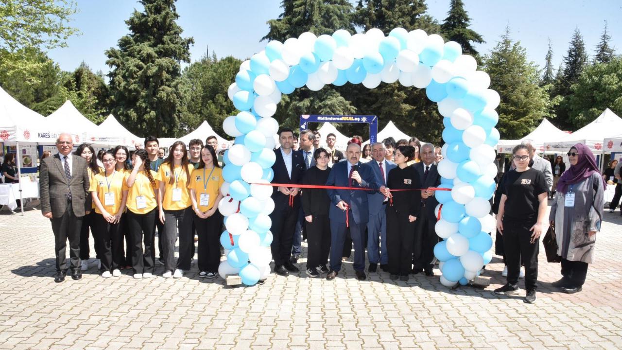 Balıkesir'de Bilimle Geleceğe Yatırım: Rahmi Kula Anadolu Lisesi TÜBİTAK 4006 Bilim Fuarı Açıldı
