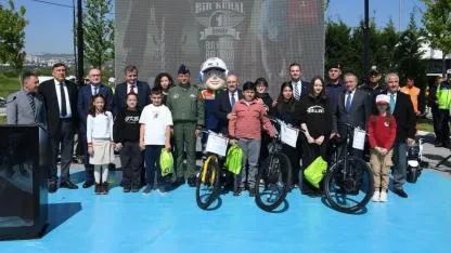 Balıkesir'de Karayolu Trafik Haftası Heyecanı: Vali smail Ustaoğlu Öğrencilerle Buluştu
