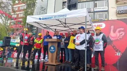 Bandırma’da 1 Mayıs sağnak yağışa rağmen düzenlenen yürüyüş ile kutlandı