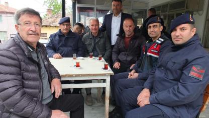 Burhaniye’de karakol komutanı Kardaş muhtarlarla ve köylülerle buluştu