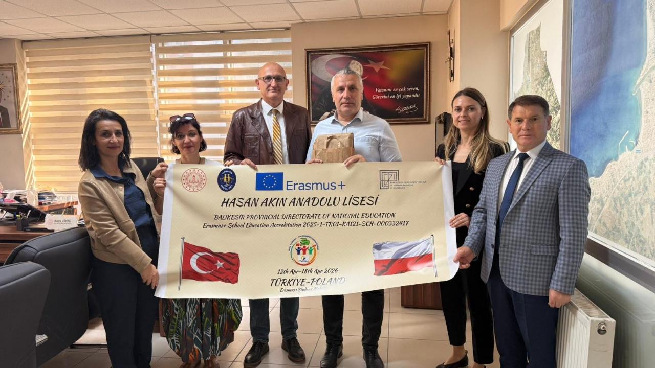 Burhaniye’de Polonya’dan dönen öğrenciler Milli Eğitim Müdürünü ziyaret etti